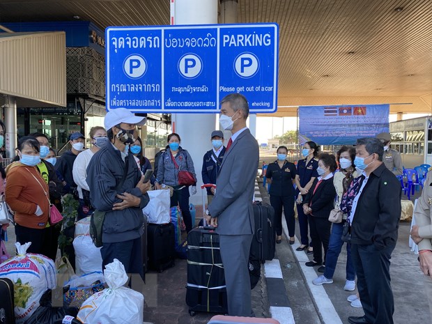 Overseas Vietnamese in Thailand return home by road to welcome Tet